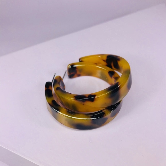 Tortoise Thick Hoops - Picture 8 of 8